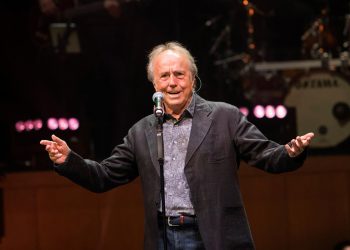 Serrat anuncia que se retira de los escenarios en una gira en 2022