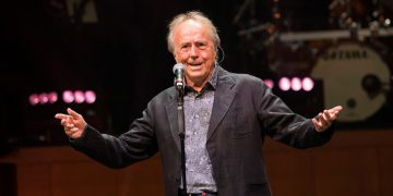 Serrat anuncia que se retira de los escenarios en una gira en 2022