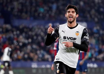 3-4. El Valencia remonta, se lleva el derbi y deja al Levante hundido