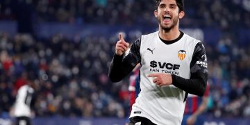 3-4. El Valencia remonta, se lleva el derbi y deja al Levante hundido