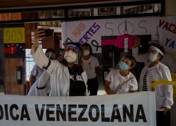 Monitor Salud reporta 5.801 sanitarios contagiados de covid en un año
