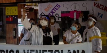 Monitor Salud reporta 5.801 sanitarios contagiados de covid en un año