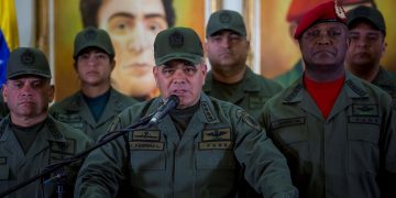 Padrino López dice que tienen armas para defender democracia