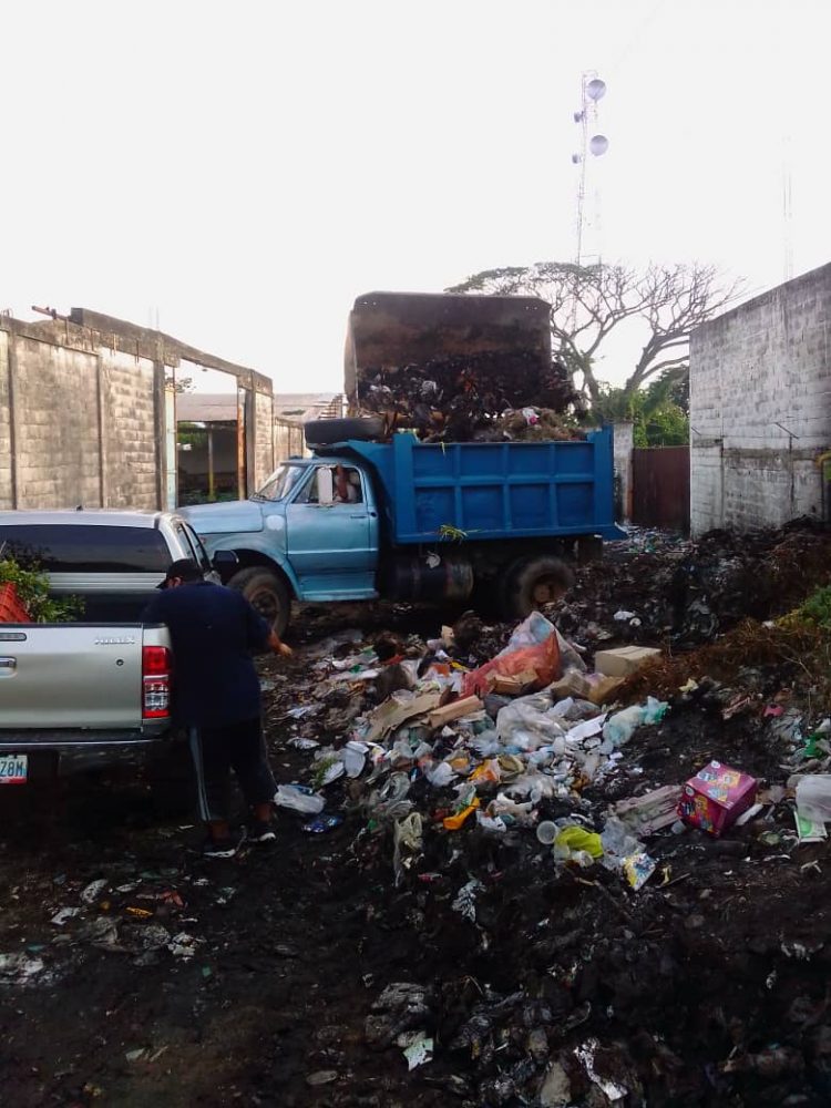 Recogen la basura de las calles de Sabana de Mendoza.