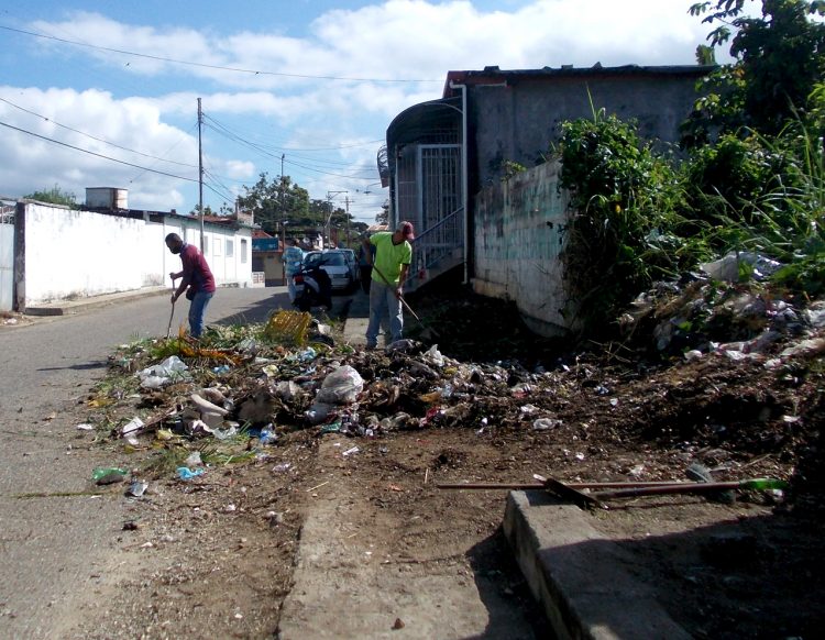 La basura diagonal al Hospital estaba siendo recogida por trabajadores de la Alcaldía de Rafael Rangel.
