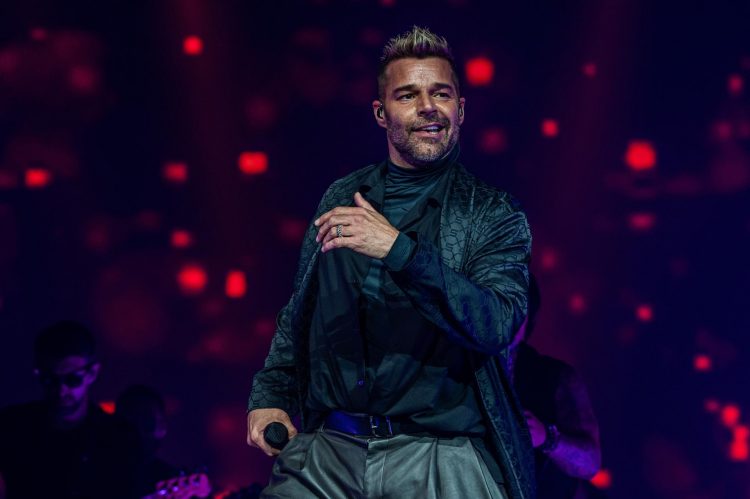 Fotografía de archivo, tomada el pasado 22 de octubre, en la que se registró al cantante puertorriqueño Ricky Martin, durante un concierto de la gira "Enrique & Ricky Live!", en el FTX Arena, en Miami (Florida, EE.UU.). EFE/Giorgio Viera