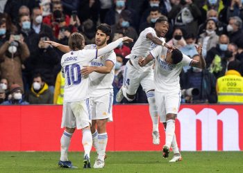El Real Madrid da jaque al campeón