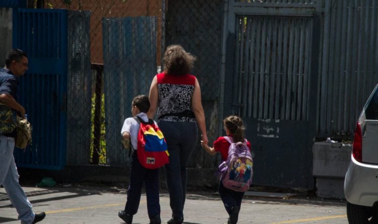 Madre camina junto a sus hijos para dejarlos en el colegio.Foto: Crónica Uno