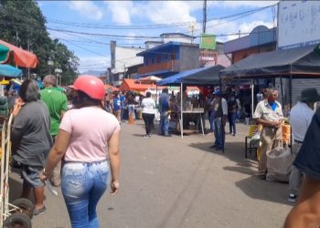 La anarquía reina a las afueras del Mercado Pequeños Comerciantes