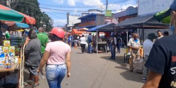 La anarquía reina a las afueras del Mercado Pequeños Comerciantes