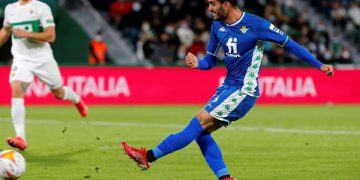 El Betis hizo descarrilar los proyectos de Elche y Levante en una semana