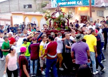 El agua no detuvo a  San Benito y seguidores de la romería del Santo Negro