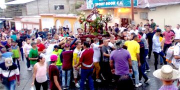 El agua no detuvo a  San Benito y seguidores de la romería del Santo Negro