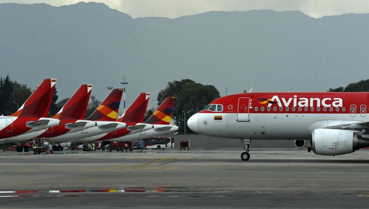 Un avión de la aerolínea Avianca aterriza en el aeropuerto El Dorado, en una fotografía de archivo. EFE/Mauricio Dueñas Castañeda