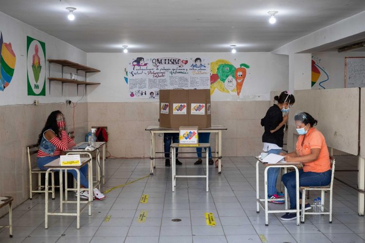 Fotografía de archivo de personas mientras votan en un colegio electoral en Caracas (Venezuela). EFE/ RAYNER PEÑA R