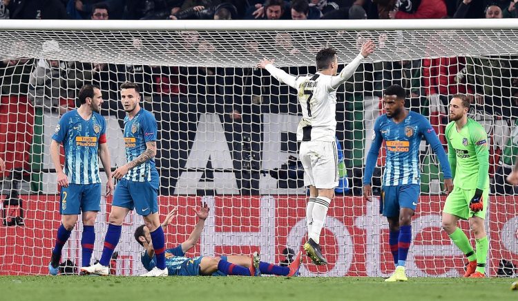 Cristiano Ronaldo (c), aún en el Juventus en una fotografía de archivo del 12 de marzo de 2019, cuando marcó tres goles y eliminó al Atlético de Madrid de los octavos de final de la Liga de Campeones en Turín. EFE/