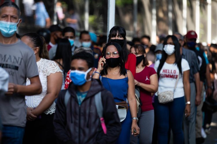 Personas hacen fila mientras esperan su turno para colocarse una dosis de la vacuna contra la covid-19 en Caracas (Venezuela), en una fotografía de archivo. EFE