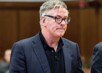 Investigadores registran la sede del proveedor de armas del rodaje de Alec Baldwin