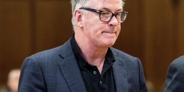 Investigadores registran la sede del proveedor de armas del rodaje de Alec Baldwin