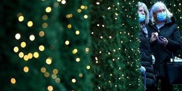 La variante ómicron ya está en casi 60 países, pero abundan los casos leves