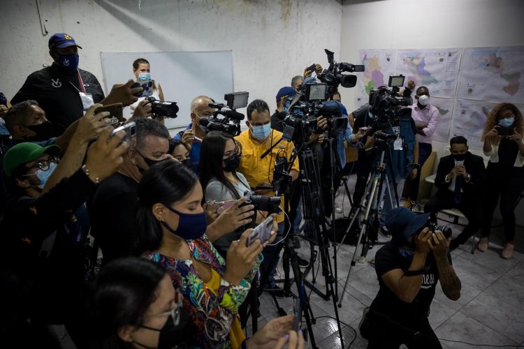 Periodistas asisten a una rueda de prensa en Caracas (Venezuela), en una fotografía de archivo. EFE/Miguel Gutiérrez