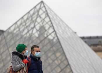 París anula las celebraciones de Nochevieja, siguiendo la directriz de Macron