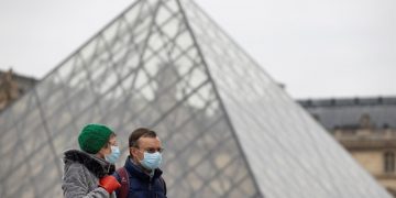 París anula las celebraciones de Nochevieja, siguiendo la directriz de Macron