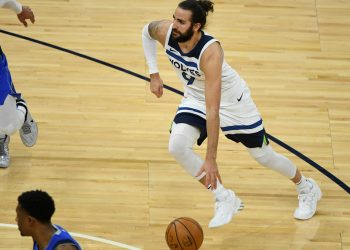 Los Suns no se detienen y DeRozan supera a James en una noche de suspensiones en la NBA