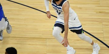 Los Suns no se detienen y DeRozan supera a James en una noche de suspensiones en la NBA