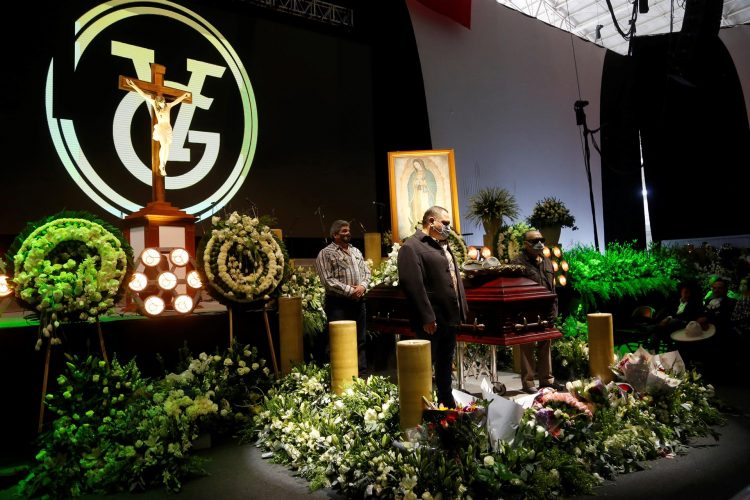 Familiares, amigos y público asisten al homenaje póstumo del cantante mexicano Vicente Fernández,