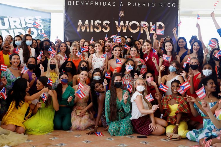 Las candidatas a Miss Mundo 2021 posan para una fotografía durante la ceremonia de bienvenida, en noviembre de 2021, en un lujoso hotel en Río Grande, Puerto Rico. EFE/Thais Llorca