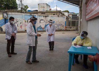 Médicos venezolanos piden mayor monitoreo para detectar la variante ómicron