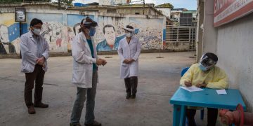 Médicos venezolanos piden mayor monitoreo para detectar la variante ómicron