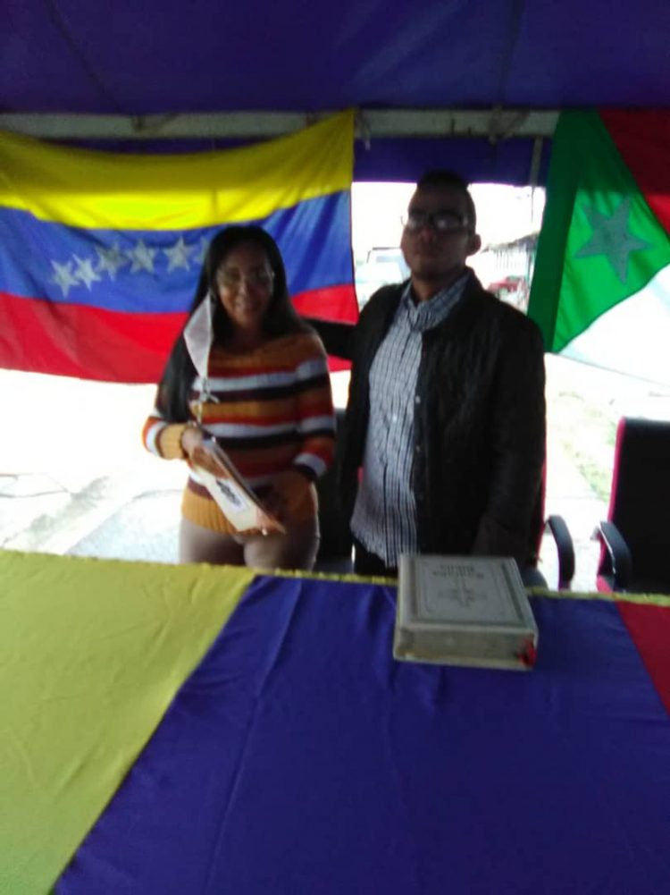 La legisladora local  más votada, Doris Montilla tomó el juramento de Ley al nuevo presidente del Concejo de La Ceiba.