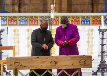 Cientos de sudafricanos desfilan por la capilla ardiente para despedir a Tutu
