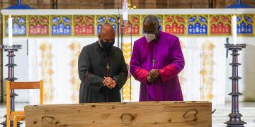 Cientos de sudafricanos desfilan por la capilla ardiente para despedir a Tutu