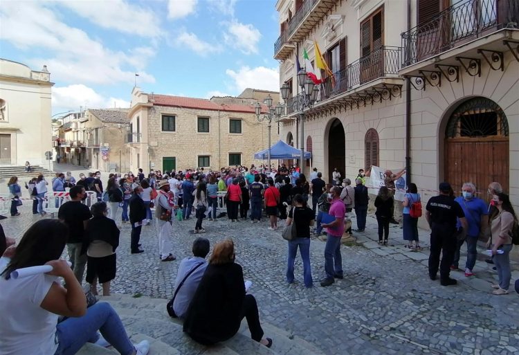 Los vecinos del pueblo siciliano Palazzo Adriano hacen cola para vacunarse en la plaza central. El pequeño pueblo siciliano, escenario de la película "Cinema Paradiso", es todo un ejemplo en la campaña de lucha contra la pandemia
