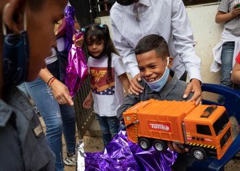Periodistas venezolanos reparten buenas noticias en forma de juguete