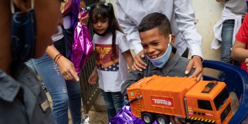 Periodistas venezolanos reparten buenas noticias en forma de juguete