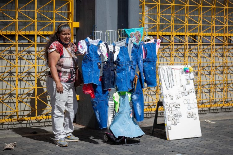 Una vendedora espera clientes en su puesto de ropa, el 29 de noviembre de 2021, en Caracas (Venezuela). EFE/ Rayner Peña R.