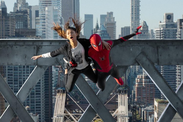 Fotograma cedido por Sony Pictures y Marvel Studios donde aparece Tom Holland como Spider-Man y Zendaya como MJ, durante una escena de la película "Spider-Man: No Way Home", que se estrena este fin de semana. EFE/Matt Kennedy/Sony Pictures/Marvel Studios