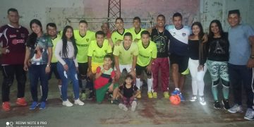 Funcionarios alzaron la  Copa Navidad de Liga Matanías 