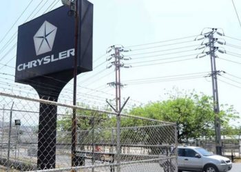 Ensambladoras de vehículos convertidas en depósitos de repuestos y de carros importados
