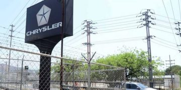 Ensambladoras de vehículos convertidas en depósitos de repuestos y de carros importados