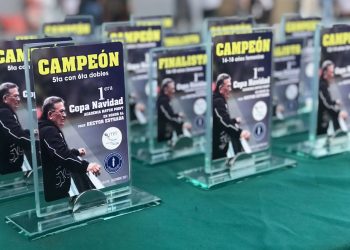 Con la Copa Navidad, el tenis de campo agradeció al profesor Héctor Estrada por tantos años de enseñanza