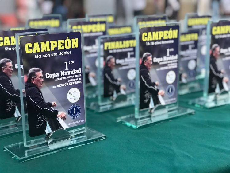 Más que merecido este reconocimiento a la trayectoria de Héctor Estrada, una gran persona, y un dirigente extraordinario del tenis de campo en Trujillo.