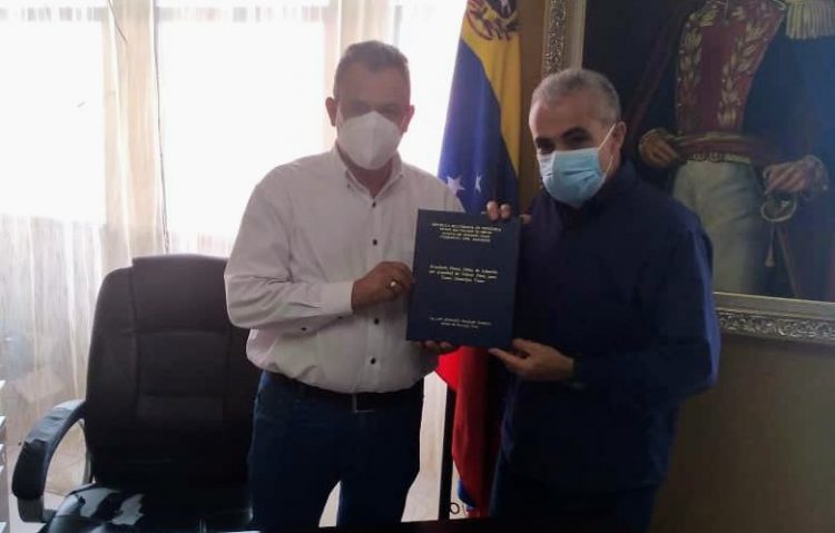 El alcalde saliente Luis Márquez entregó el proyecto del acueducto al nuevo alcalde electo Yván Puliti