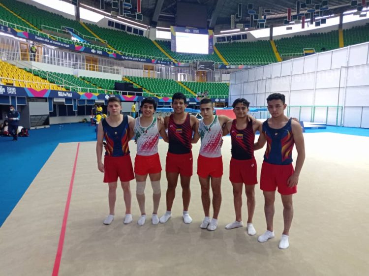 Los dos atletas trujillanos que representan a Venezuela junto con otros finalistas del trampolín sincronizado 