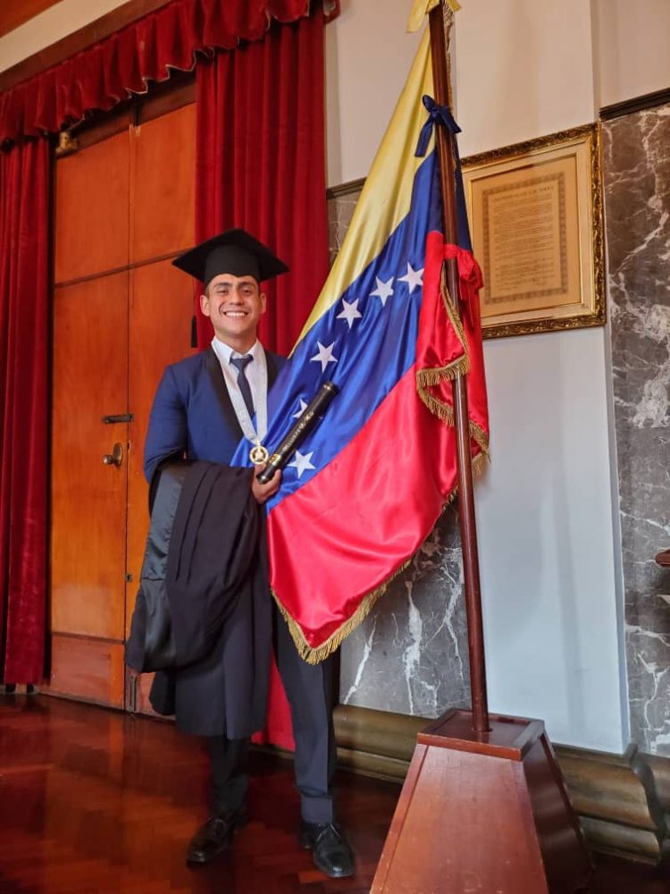 Este jueves 9 de diciembre de 2021, Erickvaldo José Márquez Moreno, expreso político, recibió su título de Licenciado en Educación, mención Educación Física, en el Aula Magna de la Universidad de Los Andes (ULA).