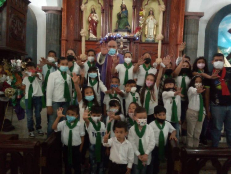 L@s niñ@s juramentad@s para ayudar con la oración desde la Infancia Misionera del nivel Trigo Verde. 